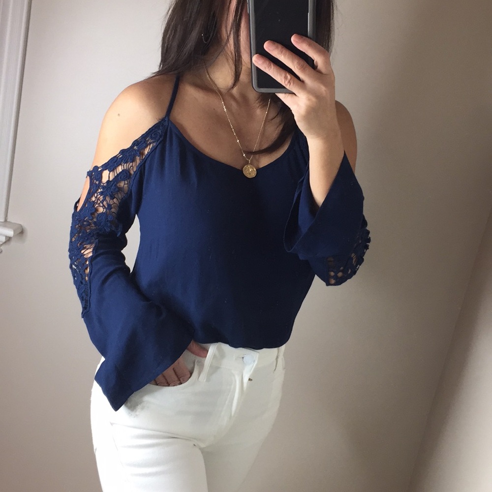 Final Price Drop ! Cold shoulder bell sleeves - Picture 3 of 8